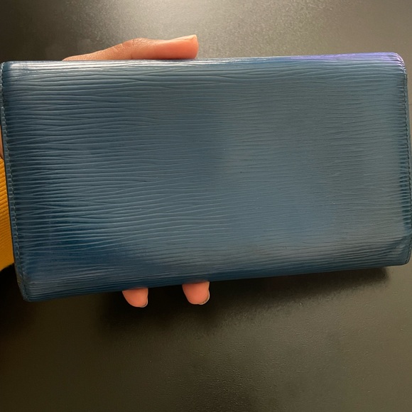 Authentic LV Epi wallet blue - Picture 10 of 14